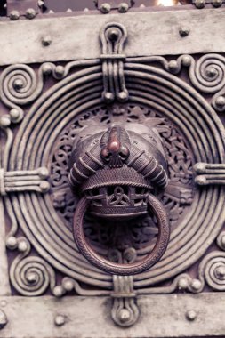 Eski kırsal, eski ahşap kapı kapama arka planı. Süslü kapı detay deseni geleneksel İspanyol tasarımı.