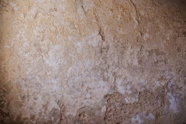 Tuğla desenli eski bir eski model. Kirli yaşlı ve paslı taş yüzey cephesi.