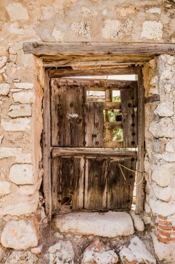 Evin pencere dokusunun retro arka planı mahvoldu. Ahşap pencereleri kırık, terk edilmiş, kirli bir şehir evi. 