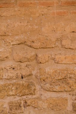 Tuğla desenli eski bir eski model. Kirli yaşlı ve paslı taş yüzey cephesi.