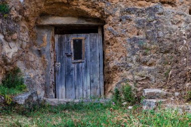 Eski kırsal, eski ahşap kapı kapama arka planı. Süslü kapı detay deseni geleneksel İspanyol tasarımı.