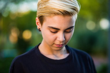 Erkek Fatma çift cinsiyetli lezbiyen, gündelik giysiler içinde ikili olmayan güzellik Igtbi seks eğitimi. Cinsel kimlik ayrımcılığı lezbiyen, homoseksüellik gibi çeşitlilik yöneliminde sosyal bir sorundur. 