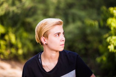 Erkek Fatma çift cinsiyetli lezbiyen, gündelik giysiler içinde ikili olmayan güzellik Igtbi seks eğitimi. Cinsel kimlik ayrımcılığı lezbiyen, homoseksüellik gibi çeşitlilik yöneliminde sosyal bir sorundur. 