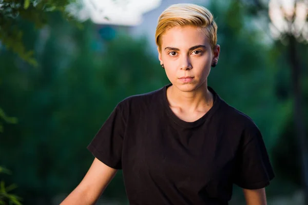 Erkek Fatma çift cinsiyetli lezbiyen, gündelik giysiler içinde ikili olmayan güzellik Igtbi seks eğitimi. Cinsel kimlik ayrımcılığı lezbiyen, homoseksüellik gibi çeşitlilik yöneliminde sosyal bir sorundur. 