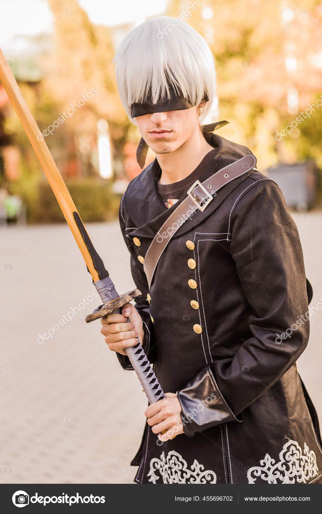 Joven hombre hispano cosplay personaje héroe fan. Cultura de