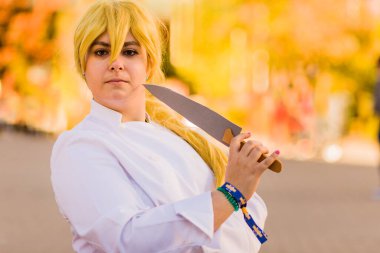 Genç kadın kostümlü kahraman hayranı. Cadılar Bayramı kostümlü fantezi kültürü ya da süper kahraman mangası ve anime üniforması. Çizgi roman kongresi