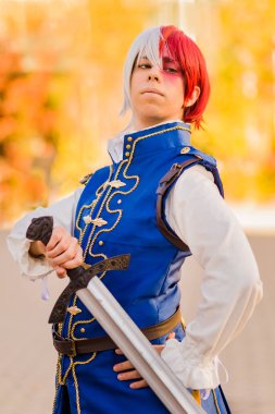 Genç İspanyol kostümlü kahraman hayranı. Cadılar Bayramı kostümlü fantezi kültürü ya da süper kahraman mangası ve anime üniforması. Çizgi roman kongresi