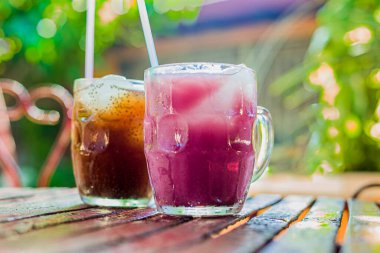 Egzotik organik taze tropik meyve suyu. Yakın plan tipik Nikaragua. Sağlıklı doğal meyve suyu. Vitaminli beslenme içeceği için mükemmel.