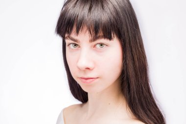 Beyaz arka planda genç bir beyaz öğrenci portresi fotoğrafı. Üniversite veya işçi alımı için günlük model müfredat stüdyo portresi