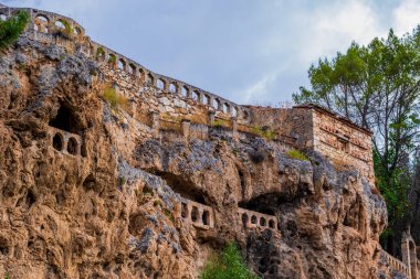 Civica, taştan bir manastır mağarası inşaatı. Tarihi bir köy, Guadalajara 'daki gizemli aşıklar için turizm merkezi, Castilla-La Mancha Mandscape