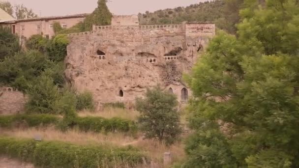 Εναέρια κηφήνας Τοπίο στην Τσιβιτσα, ένα σπήλαιο κατασκευή μοναστήρι στην πέτρα. Ένα ιστορικό χωριό, τουριστικός προορισμός για τους λάτρεις του μυστηρίου στην Γκουανταλαχάρα, Castilla-La Mancha — Αρχείο Βίντεο