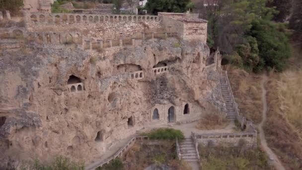 Civica 'daki hava aracı arazisi, taştan yapılmış bir manastır mağarası. Tarihi bir köy, Guadalajara 'daki gizemli aşıklar için turizm merkezi, Castilla-La Mancha — Stok video