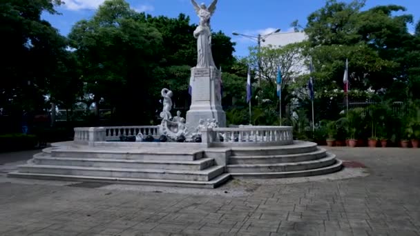 Standbeeld van Ruben Dario in Central Park bij Revolution Square, Managua Nicaragua — Stockvideo