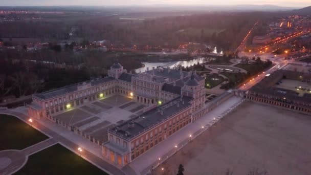 O Palácio de Aranjuez foi a residência real espanhola de verão em Madrid. Um destino de férias turístico rococó barroco famoso para viajar e ver monumentos históricos da UNESCO — Vídeo de Stock