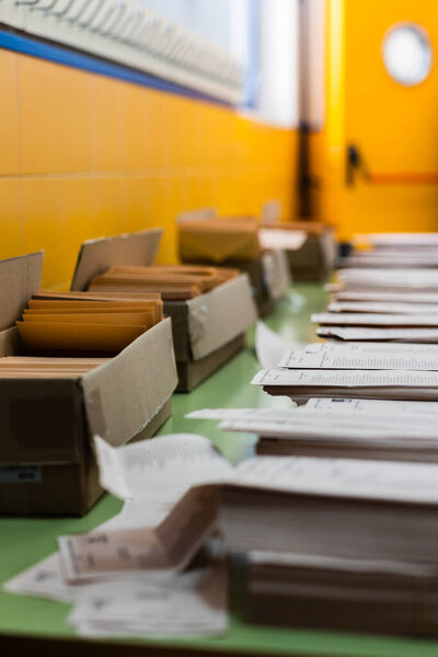 МАДРИД, МАДРИД - ИСПАНИЯ - 05 мая 2021 года - выборы в автономное сообщество Мадрида. Демократический референдум о голосовании за правительство. Правые против левых партийные балеты и конверты