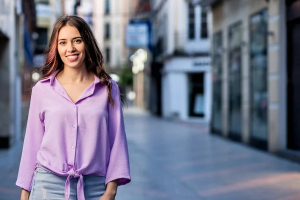 Piękna latynoska niezależna młoda kobieta styl życia miejski portret. Lavender streetwear stylowe patrząc w aparat. Prawdziwi ludzie. — Zdjęcie stockowe