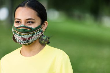 Bolivya el sanatı quechua Kumaş maskesi. Covid-19 korunması için geleneksel desenli. Güney Amerika Bolivyalı, maske takan Latin kadın.