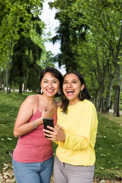 Młoda latynoska kobieta w rozmowie wideo ze smartfonem z przyjaciółmi powoduje dystans społeczny. Konferencja w Boliwii w Ameryce Południowej z wykorzystaniem technologii. — Zdjęcie stockowe