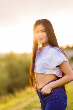 Latin Peru 'lu genç kadın yaz geçmişi. Pozitif ve neşeli bir kadın günlük kıyafetler giymiş bir İspanyol 'u izole etti. Kopyalama alanı olan yaşam biçimi