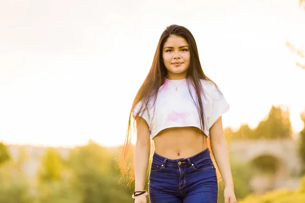 Latijns Peru jonge vrouw zomer achtergrond. Positieve en vrolijke vrouwelijke geïsoleerde Spaanse persoon in casual kleding. Lifestyle met kopieerruimte — Stockfoto