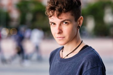 Çift cinsiyetli olmayan transseksüel erkek Fatma. Cinsiyet ve cinsel eğitim için Androgynous otantik kimlik