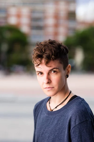 Çift cinsiyetli olmayan transseksüel erkek Fatma. Cinsiyet ve cinsel eğitim için Androgynous otantik kimlik