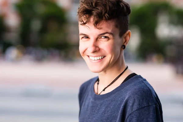Çift cinsiyetli olmayan transseksüel erkek Fatma. Cinsiyet ve cinsel eğitim için Androgynous otantik kimlik