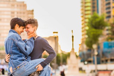 Genç Tomboy lezbiyen çift. Çift cinsiyetli olmayan Androgynous transseksüel ve kısa saçlı İspanyol bir kadın.