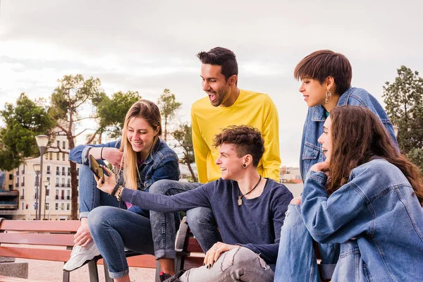 Etnik çeşitliliğe sahip çok ırklı genç bir grup. Yaşam tarzı çok ırklı cep telefonuyla selfie çekin.