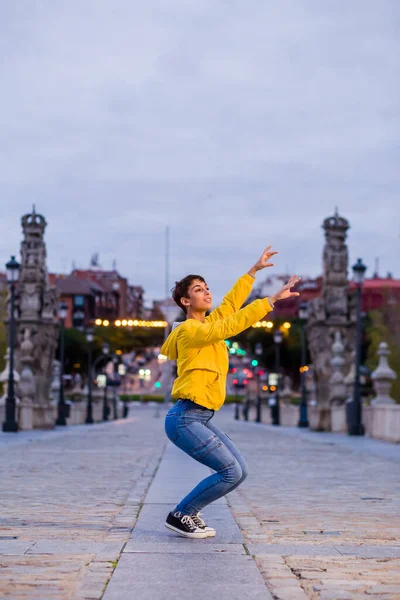 Hispanic jonge vrouwelijke contemporany danser vreugdevol ritme. Lifestyle energieke en leuke dans. — Stockfoto