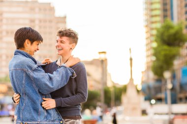 Genç Tomboy lezbiyen çift. Çift cinsiyetli olmayan Androgynous transseksüel ve kısa saçlı İspanyol bir kadın.