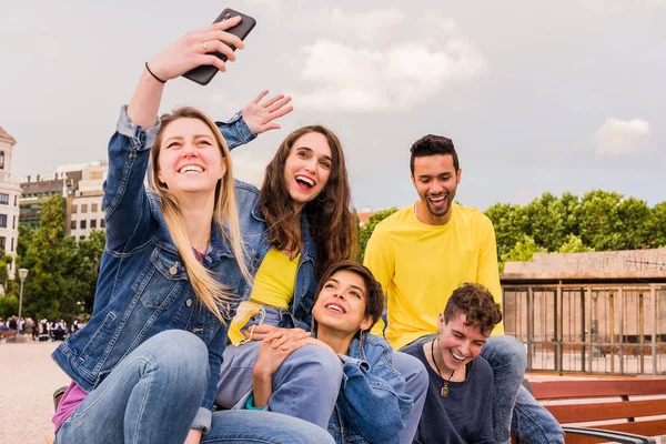 Grupo joven multiétnico con diversas etnias. Estilo de vida multirracial tomar una selfie con teléfono móvil — Foto de Stock