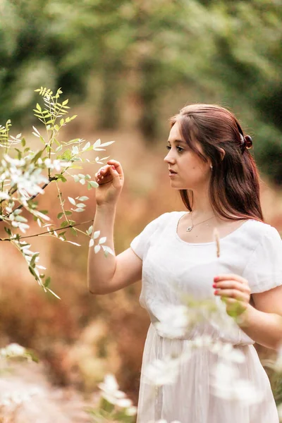 Jonge vrouw genieten van de natuur in het najaar. Lifestyle vrouw portret elegantie retro mode — Stockfoto