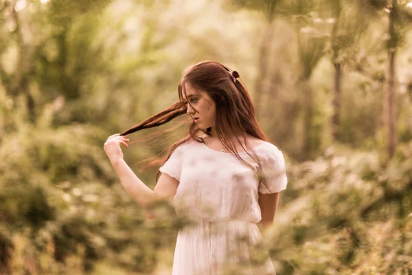 Ung kvinna njuter av naturen under höstsäsongen. Livsstil kvinnligt porträtt elegans retro mode — Stockfoto