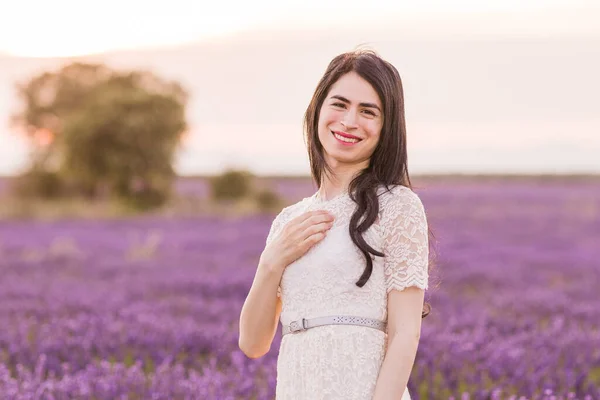 Transgender vrouw geniet van de lavendelkampen uit Brihuega Guadalajara. lifestuyle Auttunmal kleuren — Stockfoto