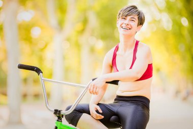 BMX gerçek bir aşırı sporcu genç İspanyol kadın. Spor macerası kadın sağlık yaşam tarzı bisikleti 