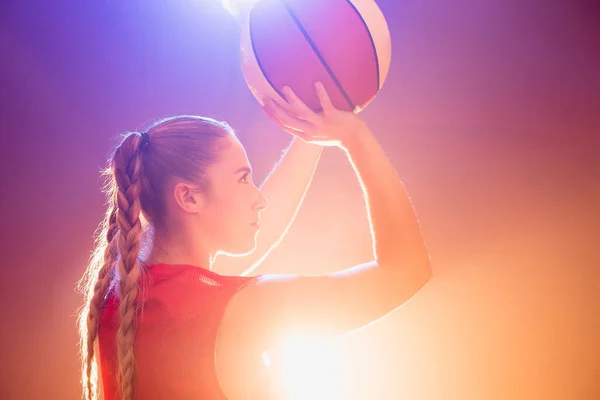 Genç sporcu kadın basketbol topu ve spor aletleri ile gerçek bir oyuncu. Kadın sporcu. 