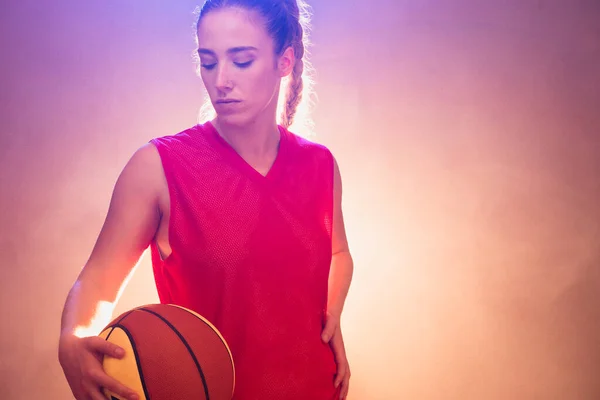 Genç sporcu kadın basketbol topu ve spor aletleri ile gerçek bir oyuncu. Kadın sporcu. 