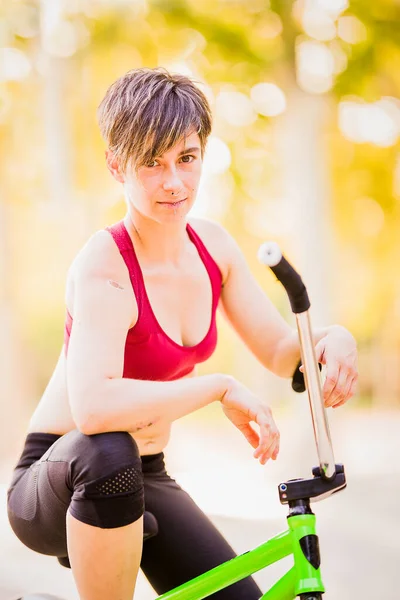BMX igazán extrém sport fiatal spanyol nő. Fitness kaland női egészségügyi életmód kerékpár — Stock Fotó