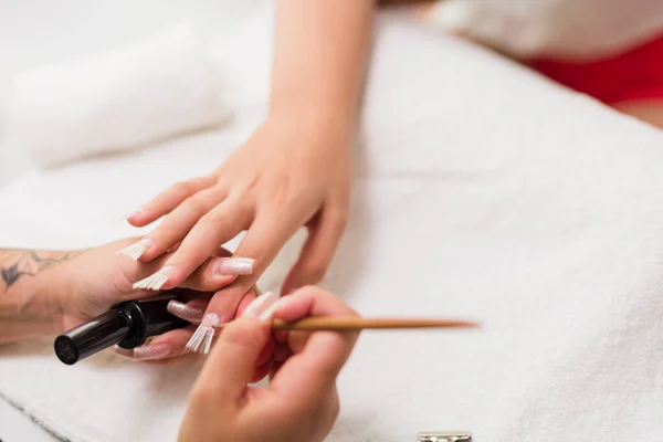 Brasilian latin mid vrouw manicure profesional puting naar een cliente fiberflass nagels herfst evoque — Stockfoto