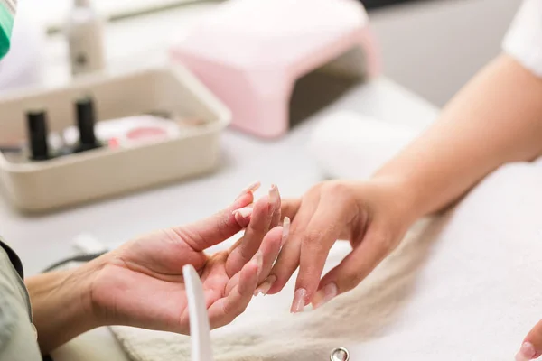 Brasiliano latino medio donna manicure professionale lima chiodi nailfiberflass ad un cliente autunno evoque — Foto Stock