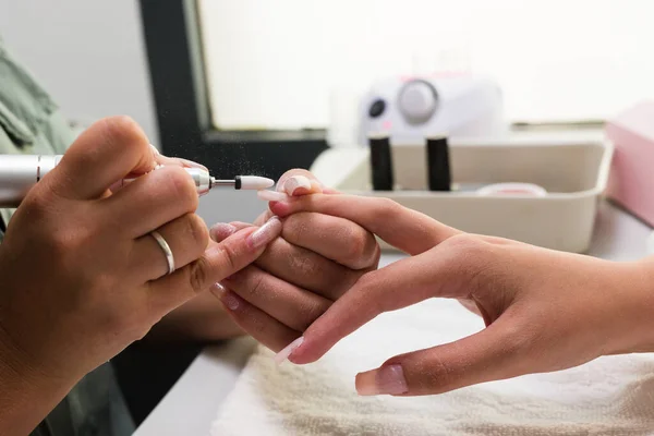 Brasilianische Latein Mitte Frau Maniküre professionelle Puting zu einem Kunden Fiberflass Nägel Herbst evozieren — Stockfoto