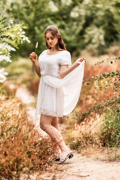 Jonge vrouw genieten van de natuur in het najaar. Lifestyle vrouw portret elegantie retro mode — Stockfoto