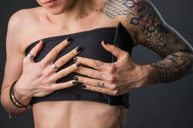 Cinsiyetsiz travesti erkek fatma estetik için Binder sutyen giyiyor. Küçük göğüs Kimlik sorunu