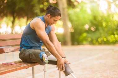 Venezuelalı protez bacaklı sporcu açık hava parkında antrenmana hazırlanıyor. Kararlılık ve uyum sağlama yeteneği gösteriyor.