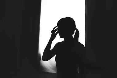 İspanyol kadın silueti ısınıyor, vinyasa yoga ya da meditasyon seansı sırasında odak ve farkındalık buluyor.