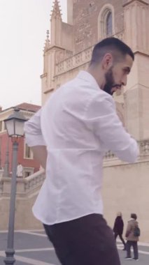 Geleneksel flamenko dansı yapan sakallı bir İspanyol. Tutkulu sanatçı kendini Madrid 'de zarif hareketlerle ifade ediyor.