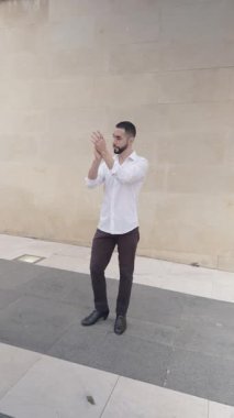 Madrid, İspanya 'da geleneksel flamenko dansı yapan genç sakallı adam. Enerjik sanatçı tutku ve ritmik ayak hareketleriyle performans sergiliyor