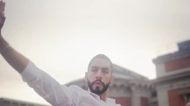 Tutkulu flamenko dansı yapan sakallı zarif İspanyol bir adam. Yetenekli erkek dansçı dışarıda zarif ve duygusal bir şekilde hareket eder.