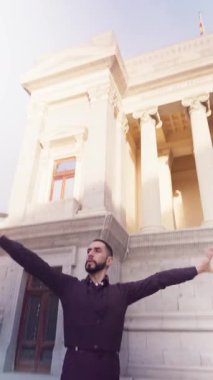 Madrid 'de klasik bir binanın önünde geleneksel İspanyol flamenko dansı yapan profesyonel bir erkek dansçının düşük açılı görüntüsü.